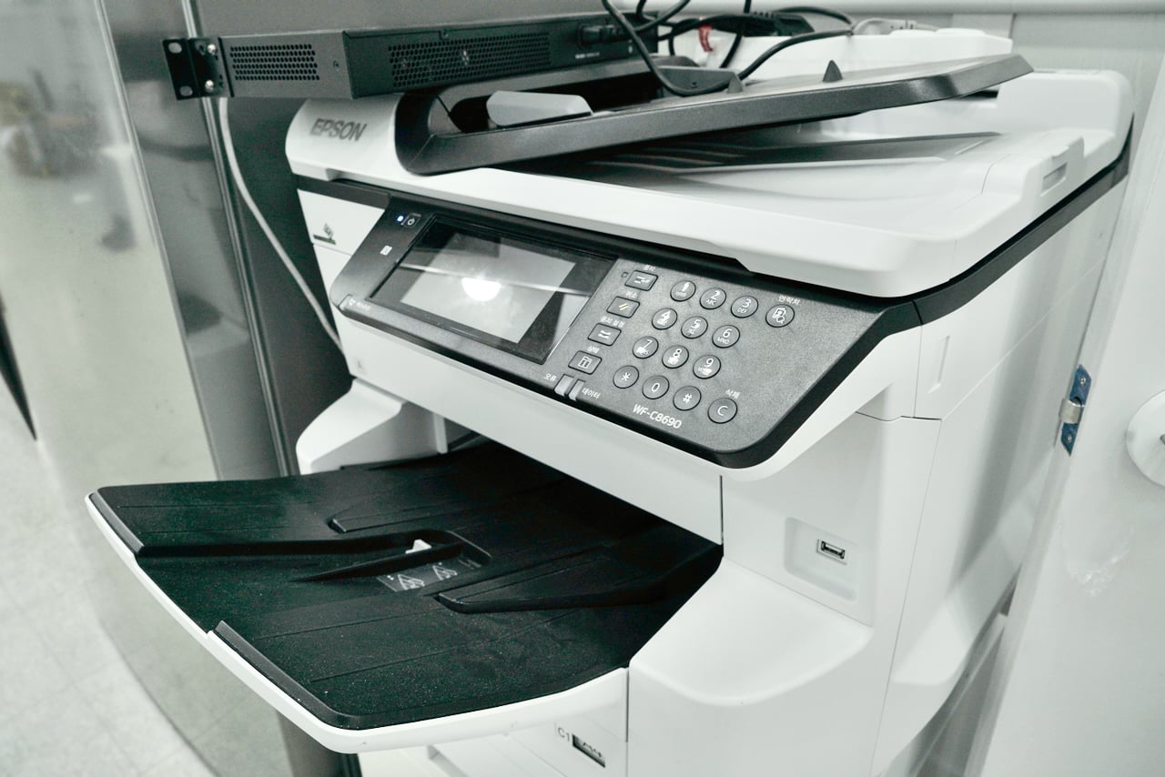 오피스아트 시설 - EPSON WF-C8690 A3 컬러 복합기, 고품질 컬러 출력과 스캔 기능을 무료로 제공