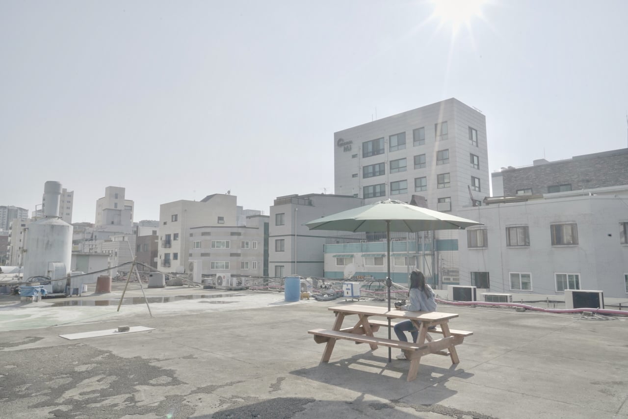 오피스아트 옥상 휴식 공간 - 테이블과 파라솔이 설치된 옥외 휴게 공간, 업무 중 휴식과 네트워킹이 가능한 공간