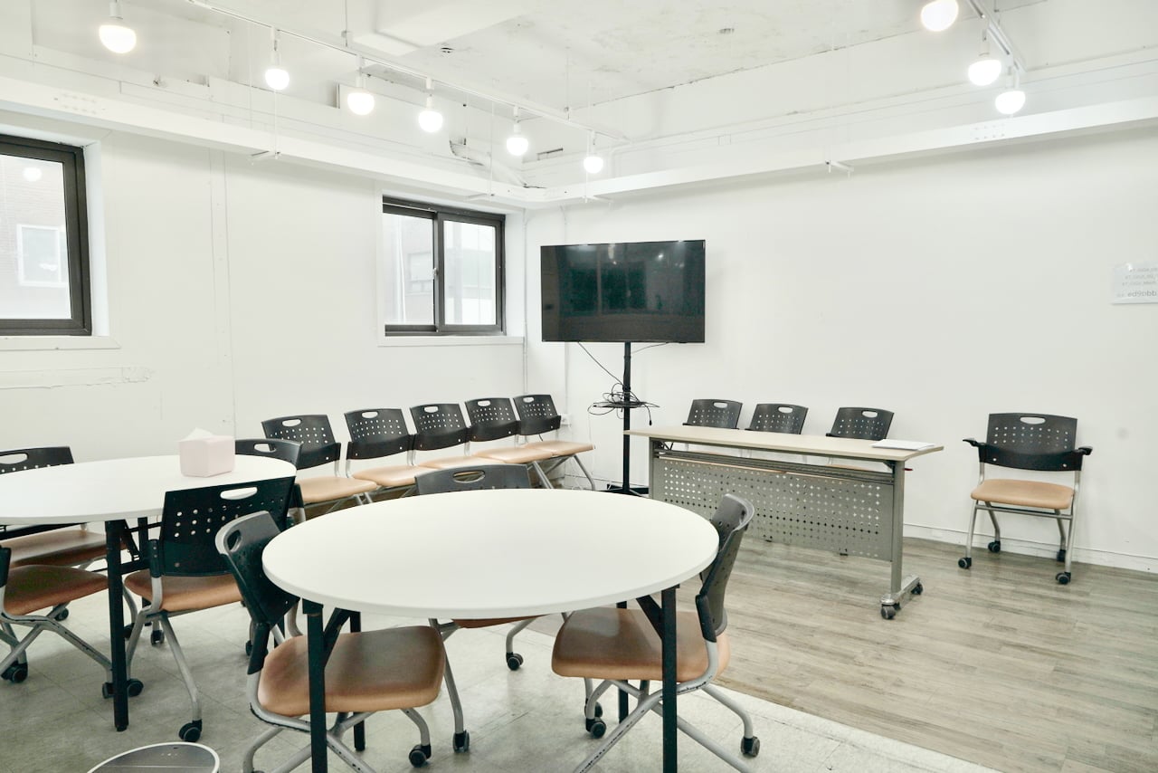 오피스아트 회의 공간 - 프로젝터와 화이트보드가 설치된 미팅룸 내부, 효율적인 협업과 프레젠테이션이 가능한 환경