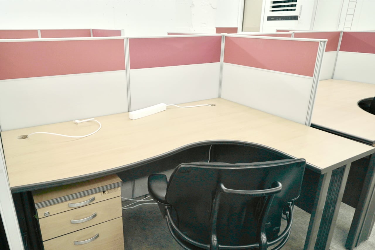 160cm L형 책상 상세 이미지 - 넓은 작업 공간과 듀얼 모니터 설치가 가능한 인체공학적 설계의 프리미엄 데스크