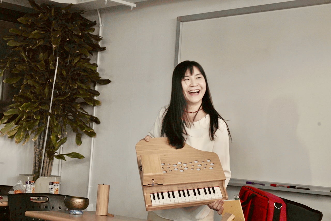 오피스아트 내 창작자 협업 사례 - 웹툰, 일러스트, 디자인 등 다양한 분야의 전문가들이 함께 작업하는 모습