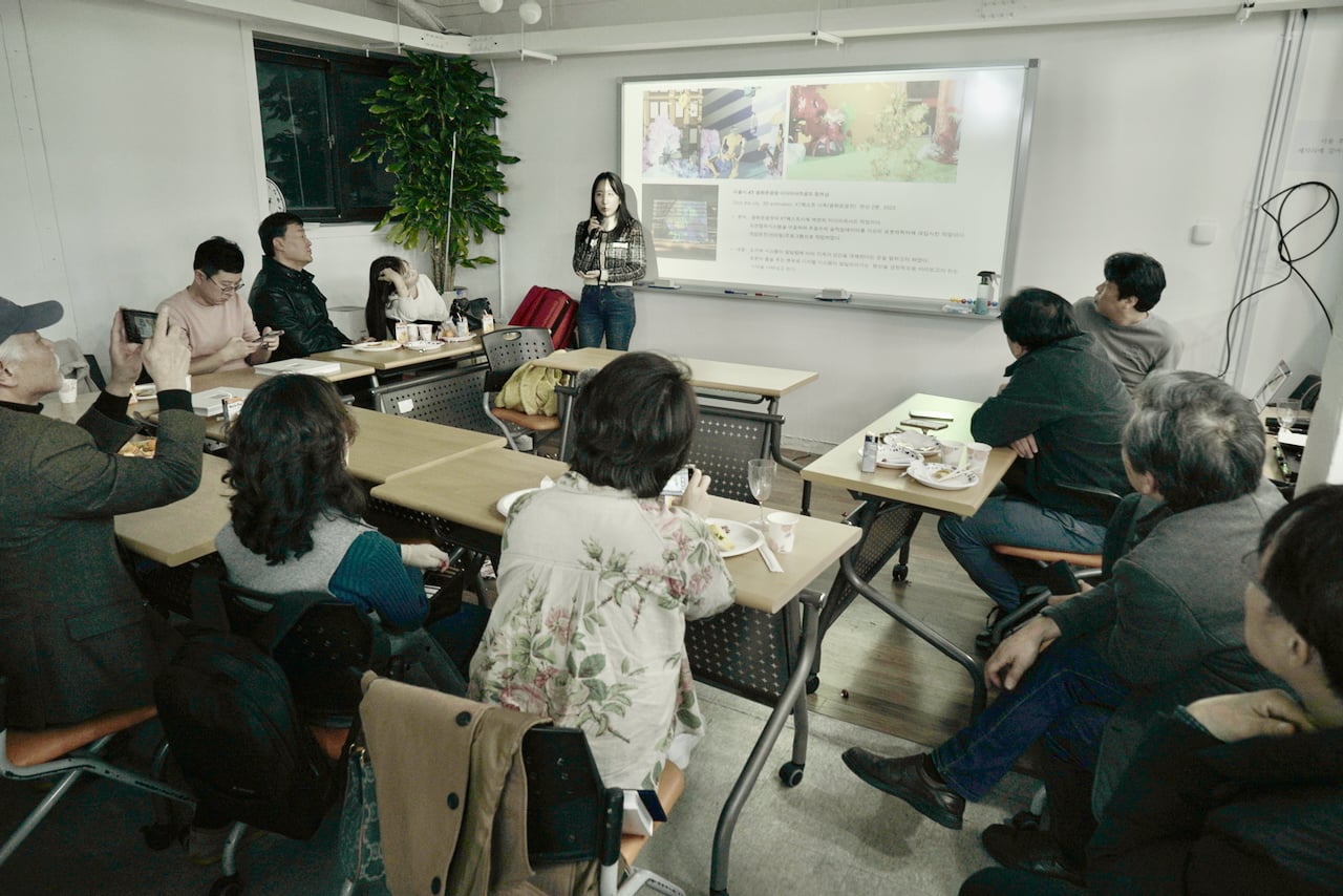 오피스아트 창작자 커뮤니티 네트워킹 행사 - 다양한 분야의 창작자들이 교류하고 영감을 주고받는 모습