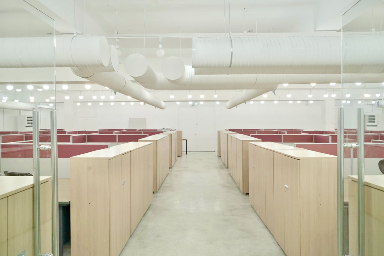 오피스아트 메인 훐 - 넓은 L자형 책상과 스틸케이스 프리미엄 의자가 놓인 밝고 쾌적한 내부 작업 공간, 창의력과 집중력이 피어나는 환경