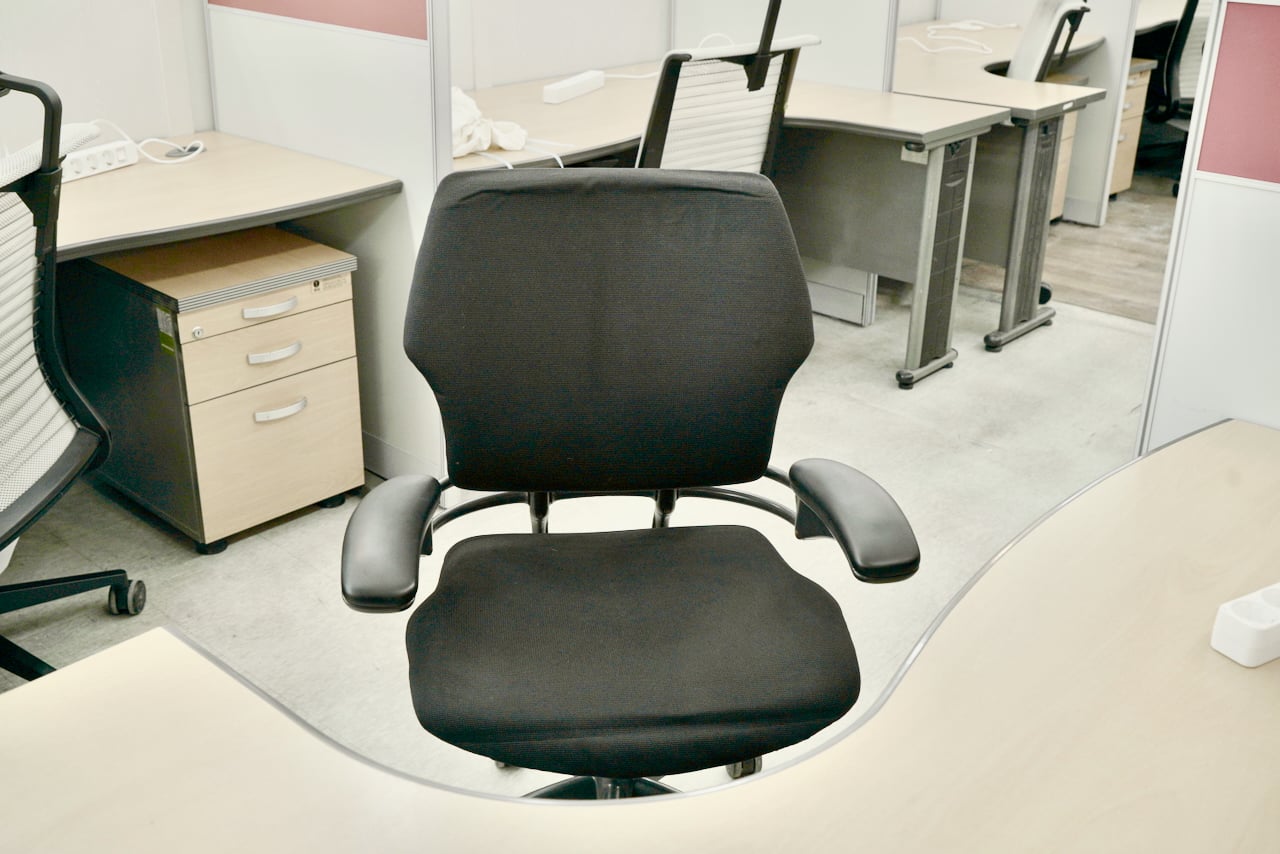 스틸케이스 Think 또는 휴먼스케일 Freedom 프리미엄 의자 - 오피스아트에서 제공하는 180만원대 고급 의자